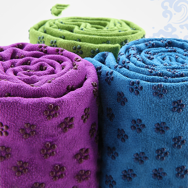 Custom Hot Yoga Mat Towel Texture 100% Absorbent Odorless Microfiber for Hot Yoga and Pilates Non Slip Yoga Towel
